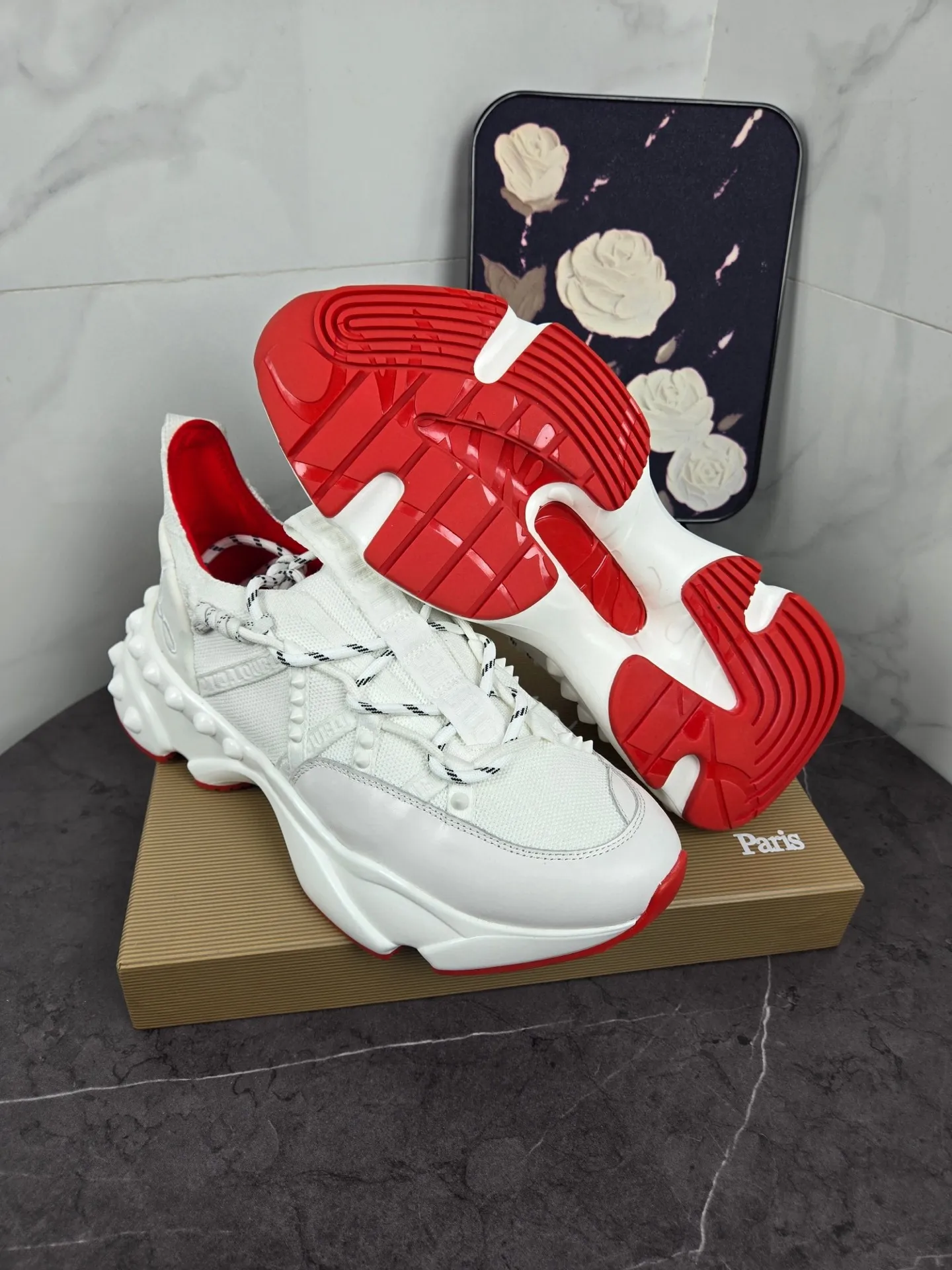 💰¥680 Original item from trendy brand Chri*stian loubou*tin, the latest series of CL red-soled shoes for casual couples. The upper is made of imported Lycra + high-density breathable fly weave, and the environmentally friendly high-elastic suction mold pad will never delaminate. The outsole is made of super non-slip and wear-resistant PU + vacuuming. Two-color combination Size: Female 35-43 Male 38-47 Comes with handbag, card, shoehorn" full package (Female 41 42 43 men 46 47 customized)